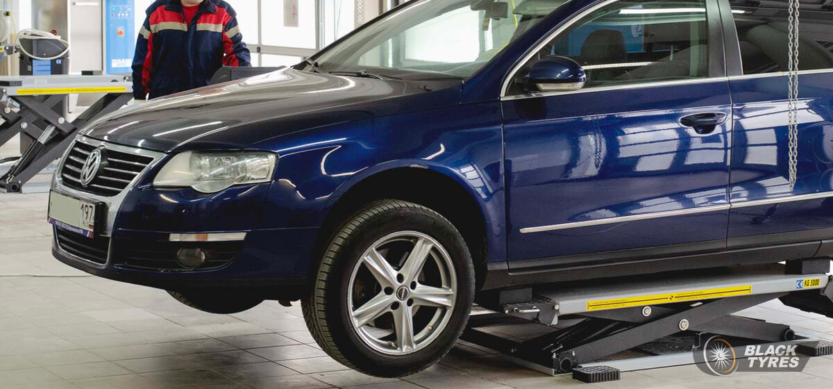 Лучше, когда машину поднимают специальными подъемниками, а не домкратом