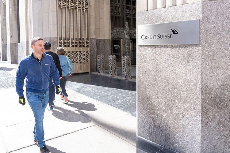    На открытии торгов на цюрихской бирже в понедельник акции Credit Suisse провалились на 63,7%, ценные бумаги UBS — на 16% (самое большое однодневное падение с 2008 года) Фото: © Ron Adar/Keystone Press Agency/www.globallookpress.com