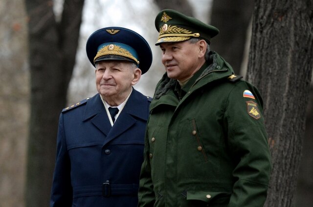    Министр обороны РФ Сергей Шойгу (справа) и советский военный летчик, Герой Советского Союза Василий Решетников. Фото:  РИА Новости/ Алексей Дружинин