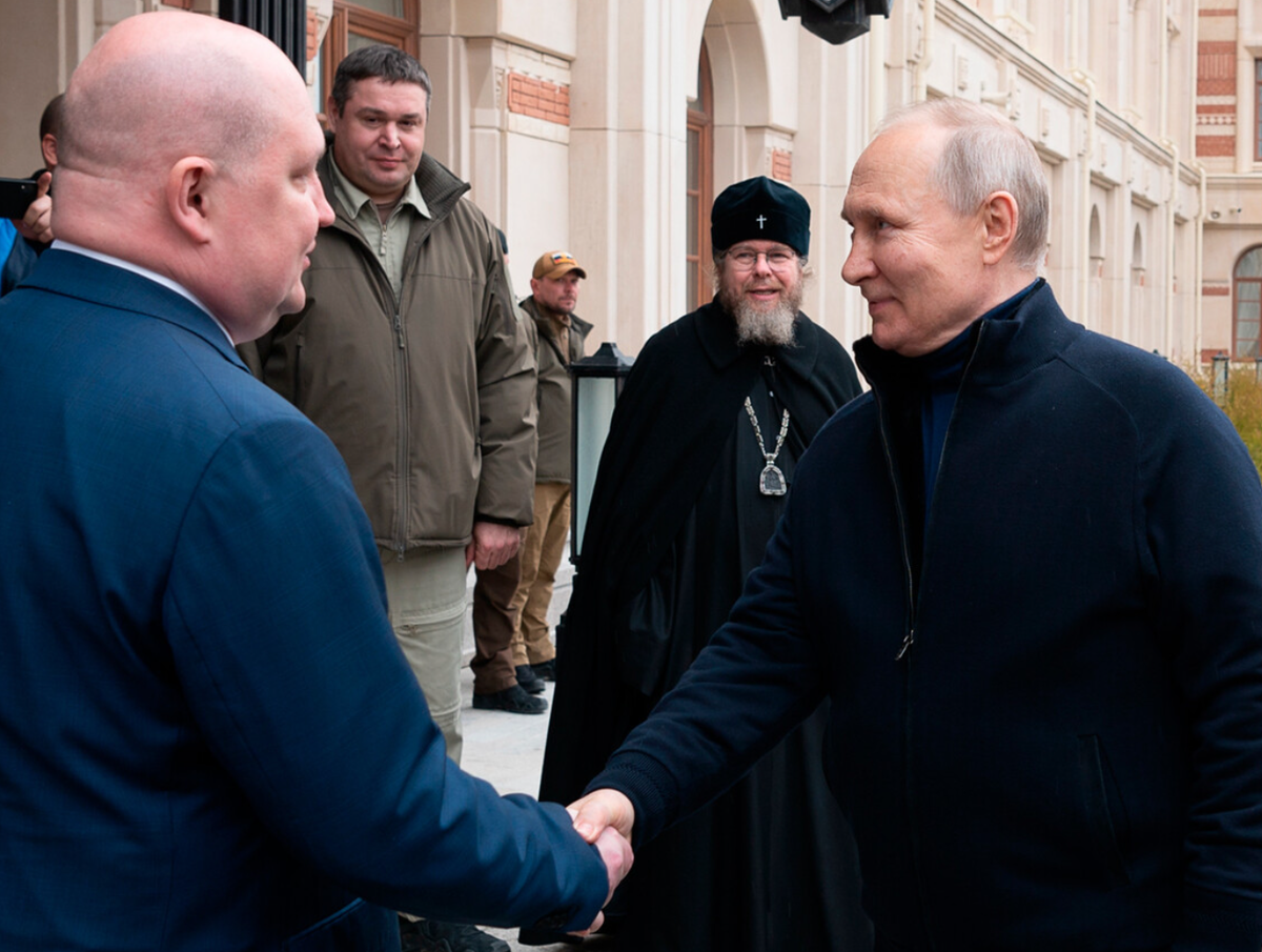    Ордер на арест не помешал Путину нанести визит в Крым. Запад рассуждает о причинах таких действий Алексей А.