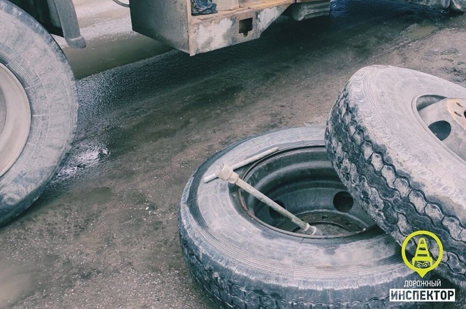     Колесо отлетело от КАМАЗа и сбило двух пешеходов на Дунайском проспекте в Петербурге. Фото: vk.com/dorinspb