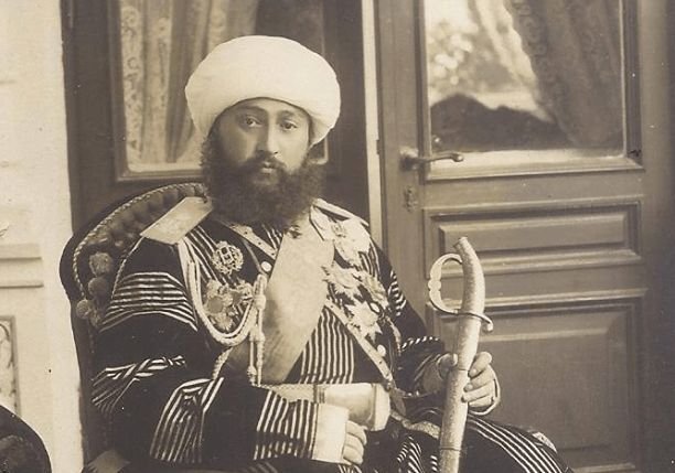 Бухарский эмир Алим-Хан. На его груди можно разглядеть орден Александра Невского. Примечательно, что халат эмира весит 3 пуда (49 кг). Сейчас он хранится в Ивановском краеведческом музее