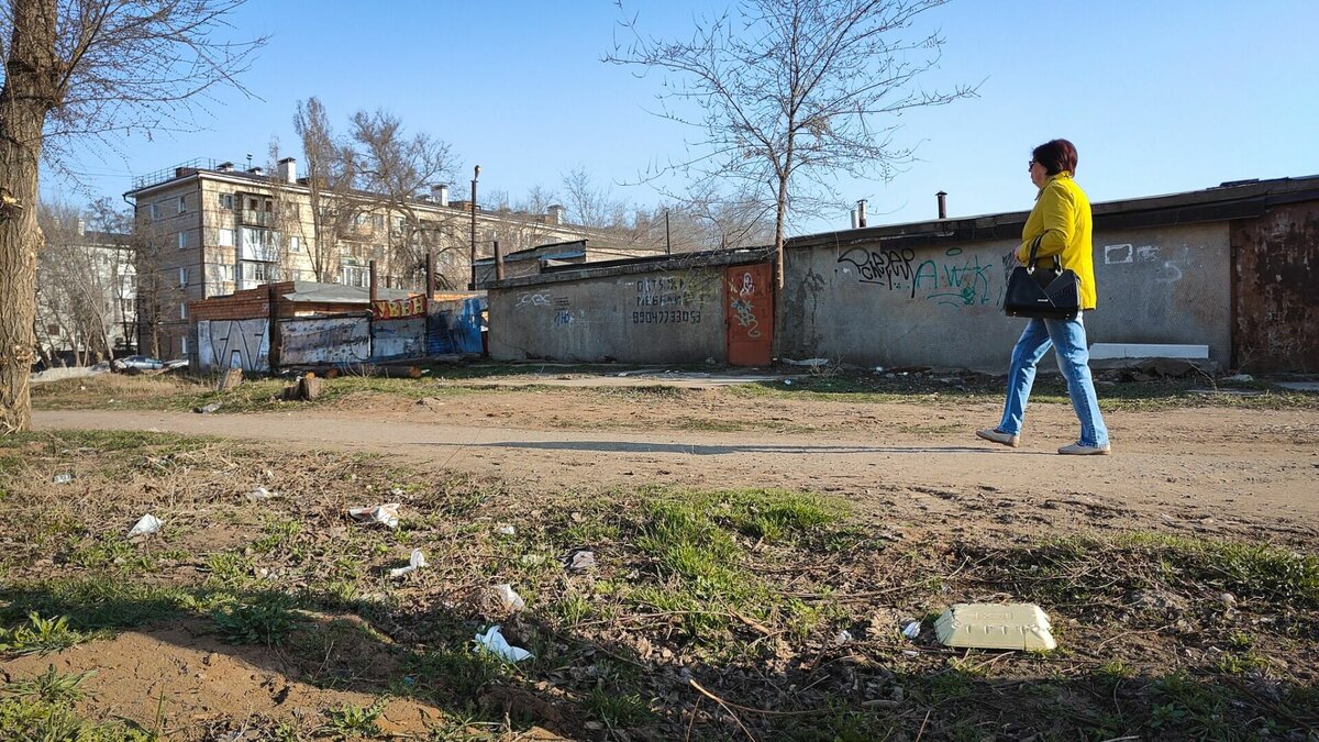     Новый сквер у станции «Заканальной» в Красноармейском районе Волгограда так и не принес желанного удовлетворения и радости местным жителям. Горожане жалуются на зарастающую мусором территорию и неработающие фонари, которыми совсем недавно хвастались городские власти.