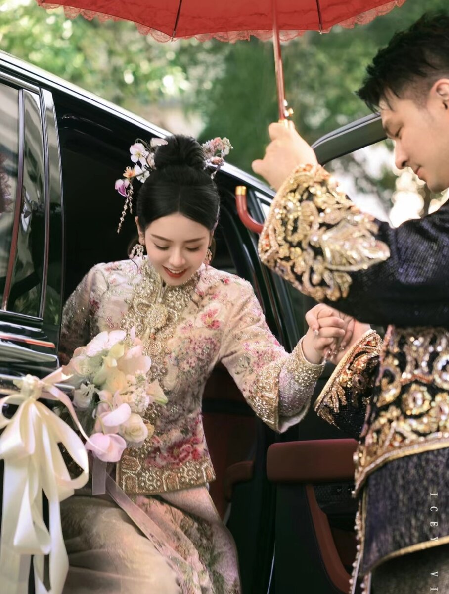 Традиционные свадебные наряды цвета чёрное золото