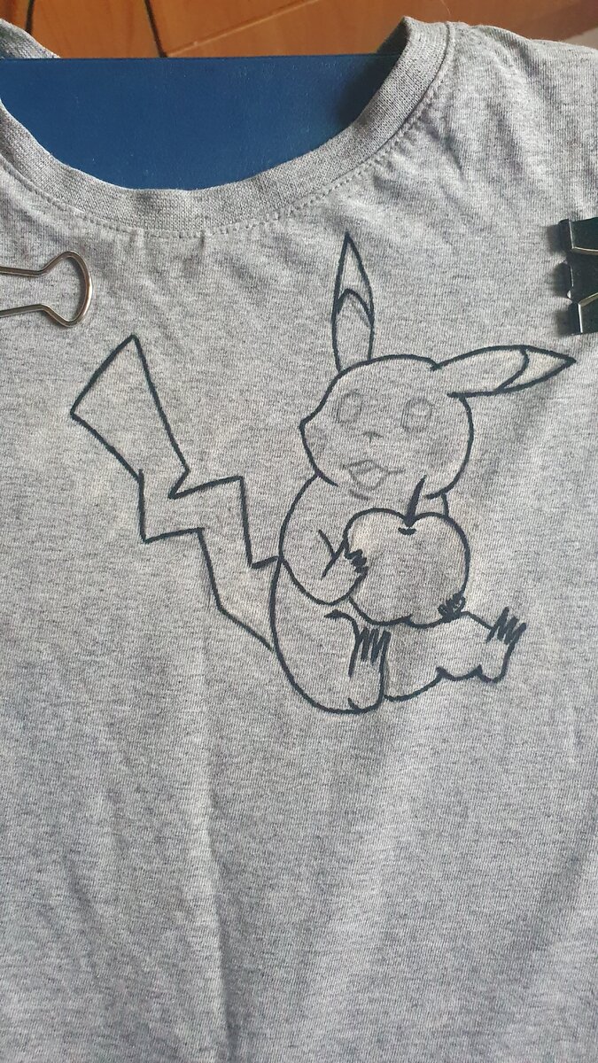 Уже почти готово - контур обведен специальным маркером (обычные сразу "расползаться" начали бы)