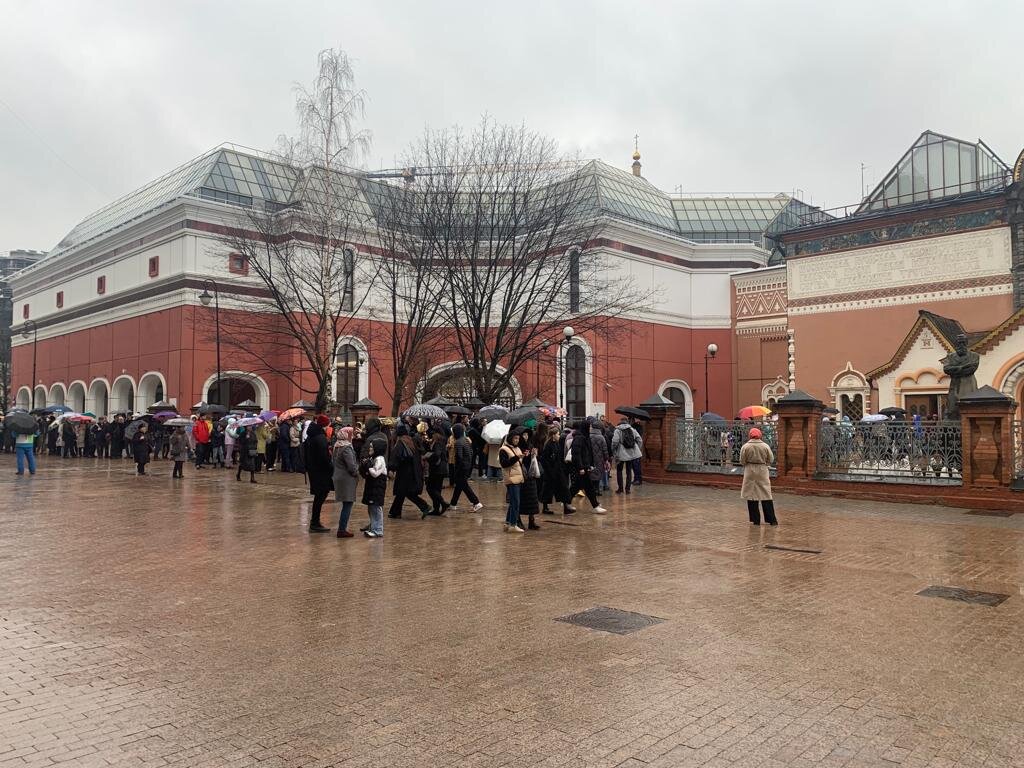 Очередь на улице на вход в Третьяковскую галерею (фото автора)