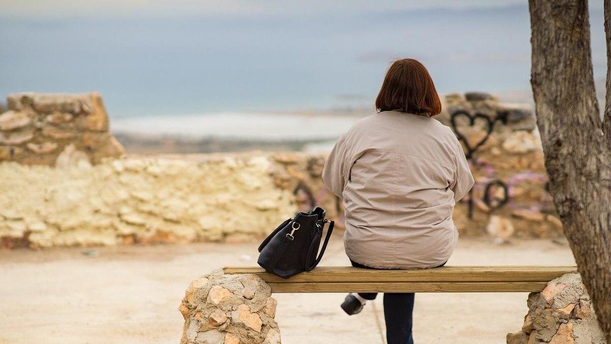    Женщина сидит на скамейке:pixabay.com