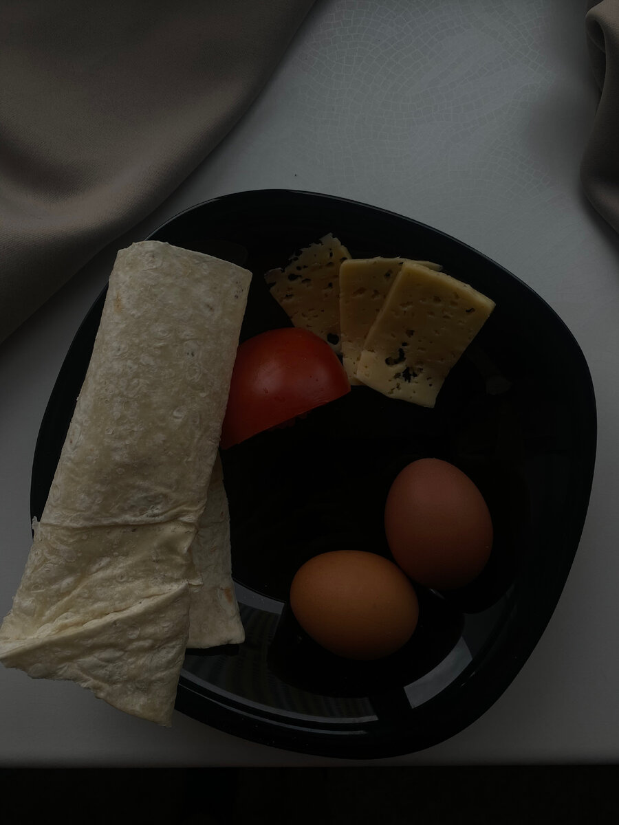 По нутриентам: лаваш-углевод;помидор-клетчатка;яйца-жир+белок;сыр-жир+белок🤍