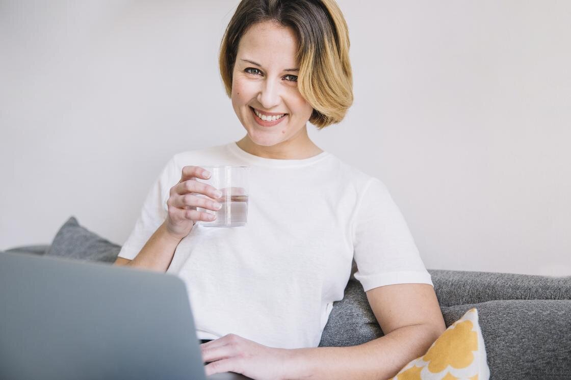    Девушка улыбается:Freepik