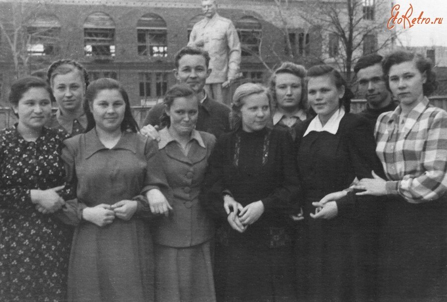 Чебоксары, 7 апреля 1954 года: студенты факультета иностранных языков пединститута; идет строительство актового зала сельхозинститута