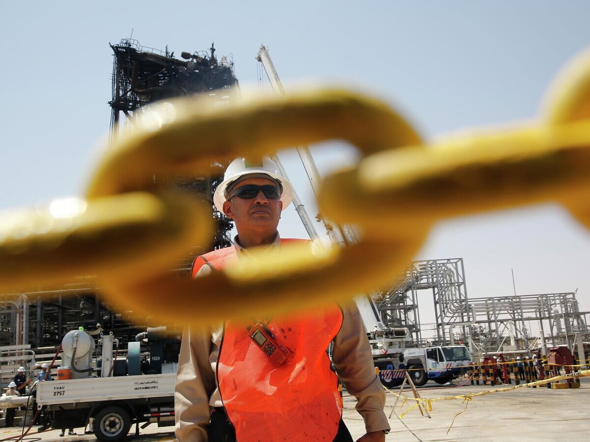    Рабочий на нефтяном месторождении в Саудовской Аравии© AP Photo / Amr Nabil