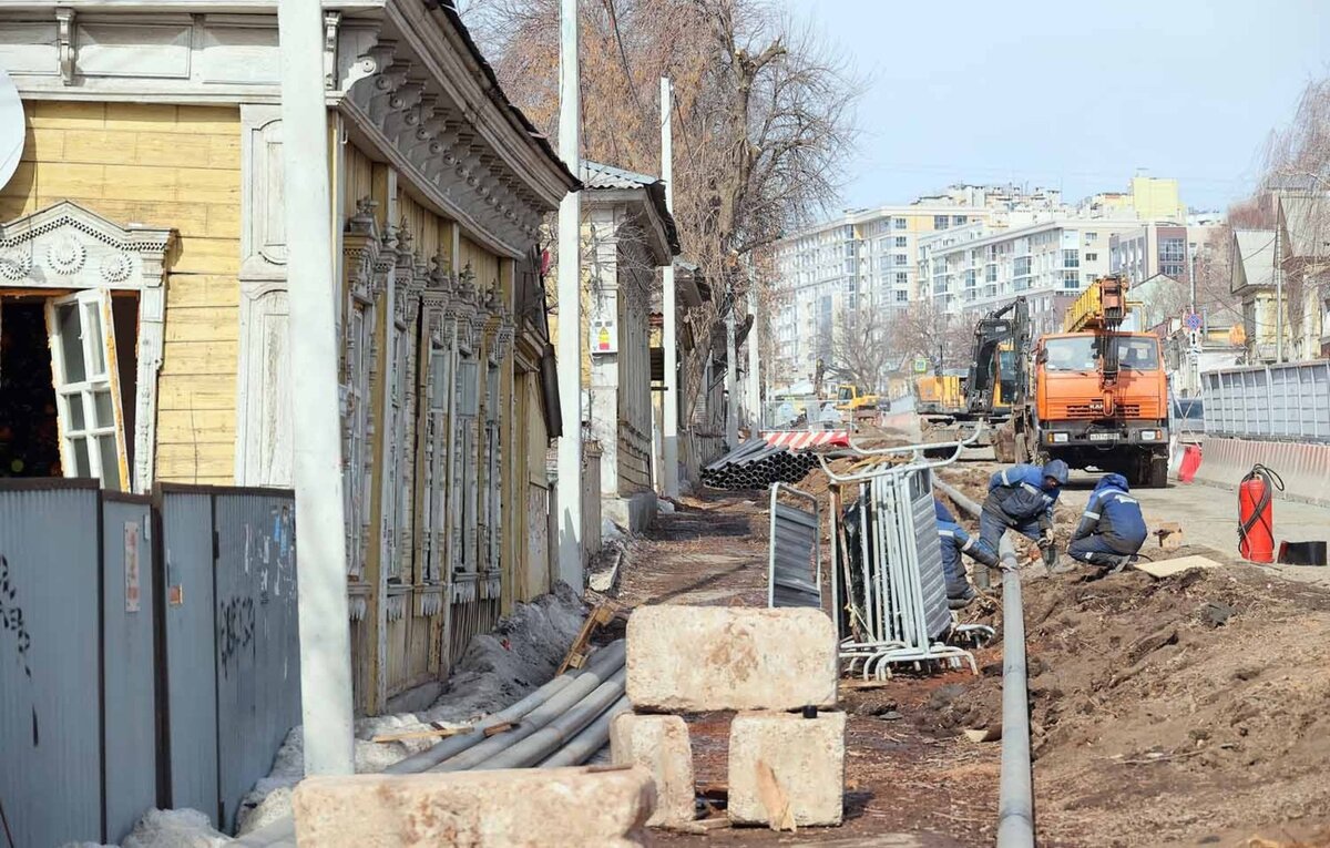 Строительные работы на улице Октябрьской Революции уже начались, а старинные дома продолжают разрушаться. Фото Александра ДАНИЛОВА