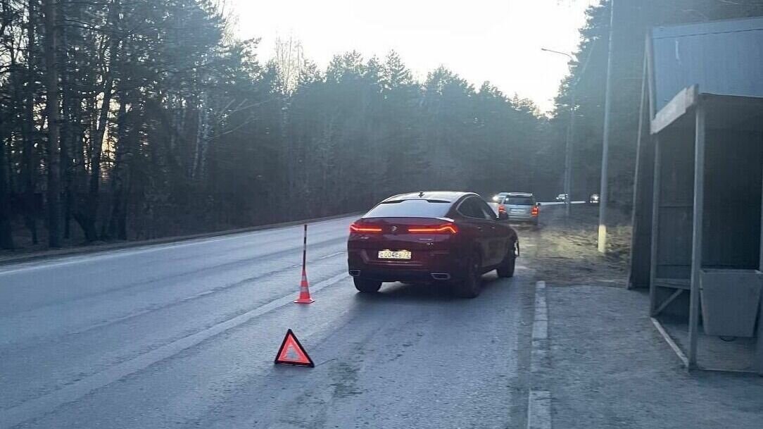     На Салаирском тракте 4 апреля дорогой BMW X6 сбил 12-летнюю девочку на нерегулирумом пешеходном переходе. Она вышла из школьного автобуса, пошла через дорогу, сообщили в пресс-службе ГИБДД.