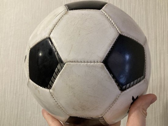     Игрок «СКА-Нефтяника» первым пробьет по мячу в игре «СКА-Хабаровск» - «Нефтехимик» / Борис Кокурин