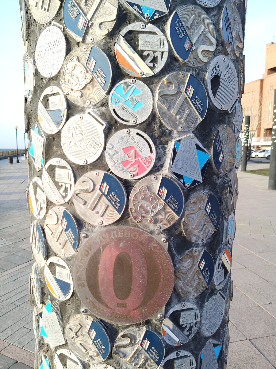 Колонна украшена медалями марафонов Galaxy Vladivostok Marathon и Vladivostok Ice Run, проходившими во Владивостоке последние пять лет