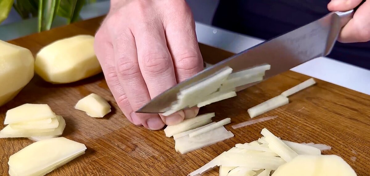 Нарезать 3-4 крупных картофеля тонкими полосками, как показано на картинке! (Либо, натереть на крупной терке)