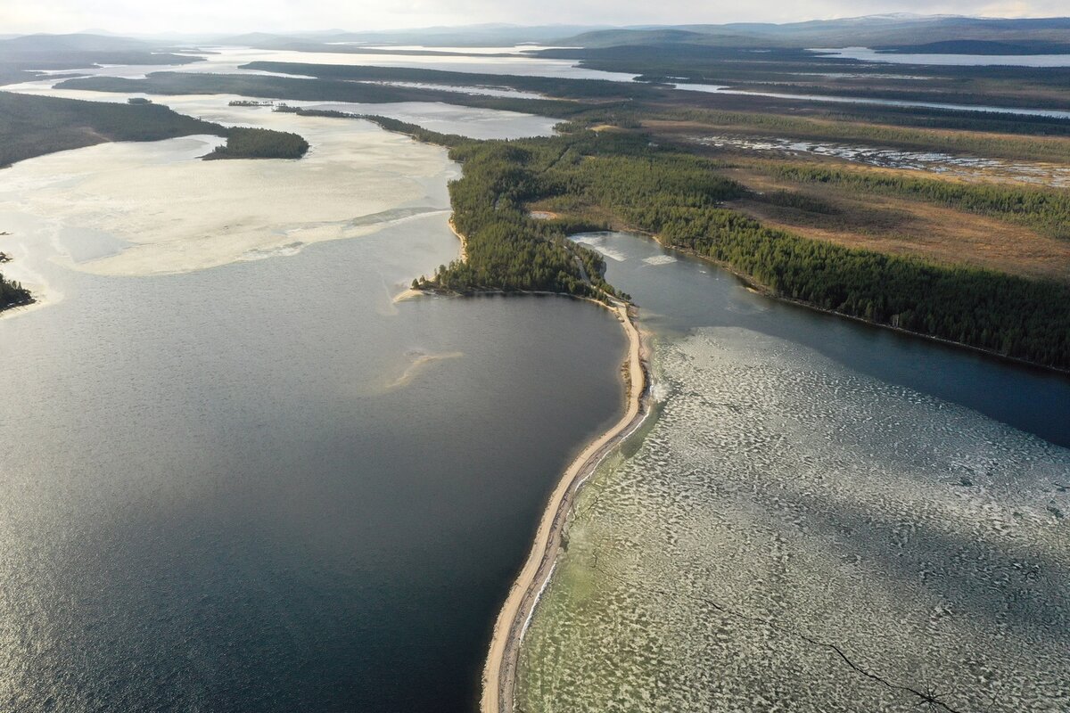 Вот этот большой озёрный район. Впереди по дороге Толва. На передней части снимка оз. Кандас разделённое дамбой на  две половинки Верхний и как бы Нижний Кандас. На нижнем Кандасе как раз и сосредоточены "дачи" и лодочные гаражи. (фото из интернета)