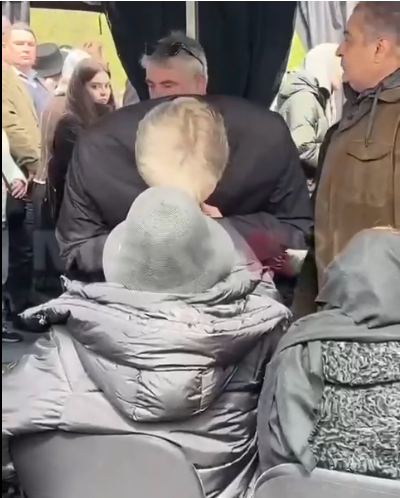 Песков целует руку Пугачевой. Кадр из видео