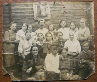 Деревня Борисцево. Моя бабушка  стоит слева