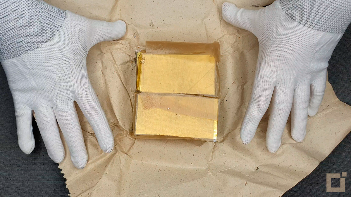 Золотая смальта в крафтовой бумаге и кальке