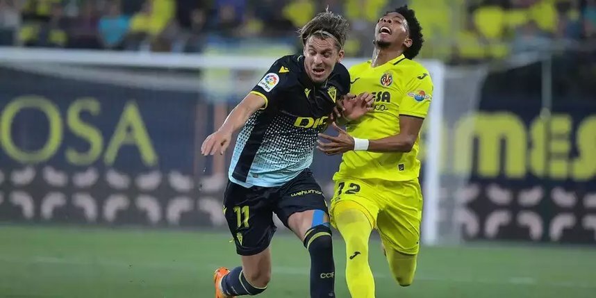    Полузащитник "Кадиса" Иван Алехо (слева) в матче с "Вильярреалом".