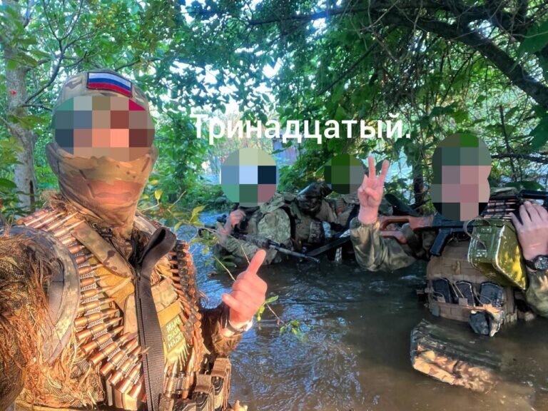 Военнослужащие одного из подразделений России, которые оказались в зоне подтопления после разрушения Каховской ГЭС Фото: @ok_spn