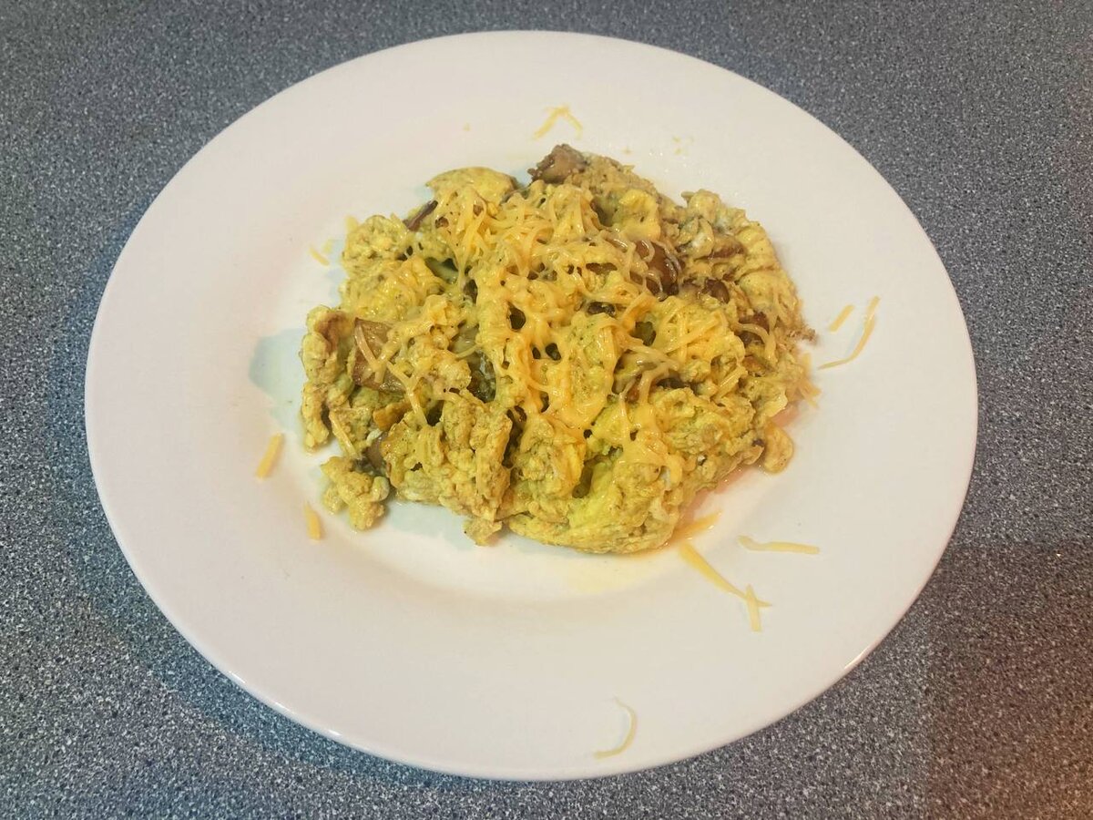 Сырный скрембл с грибами