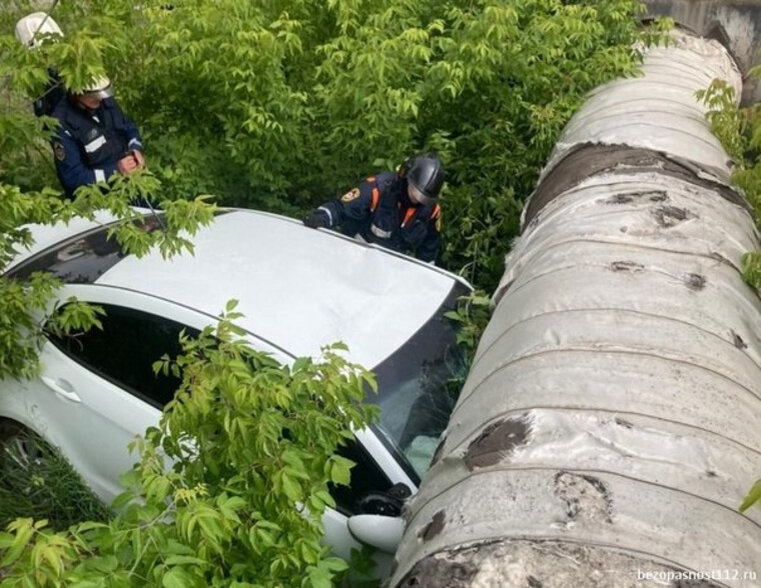    Водителя зажало в автомобиле