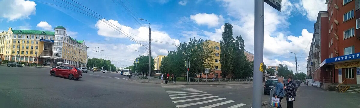 Слева на заднем плане здание пенсионного фонда г. Орла