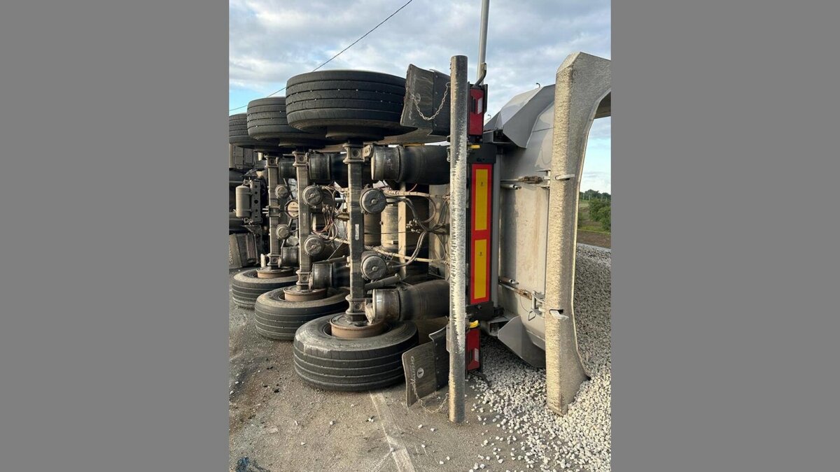    Под Саратовом перевернулся груженый щебнем тягач КамАЗНовости Саратова и области – Сетевое издание «Репортер64»