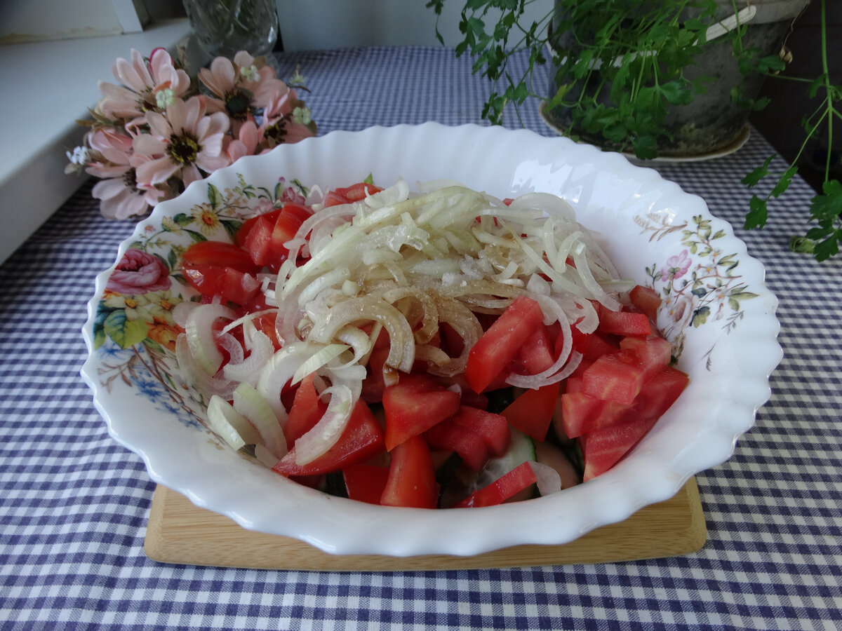 Салат из листьев салата, сладкого перца, помидор и огурцов | Готовим вкусно  дома/ Кулинария/ Рецепты | Дзен