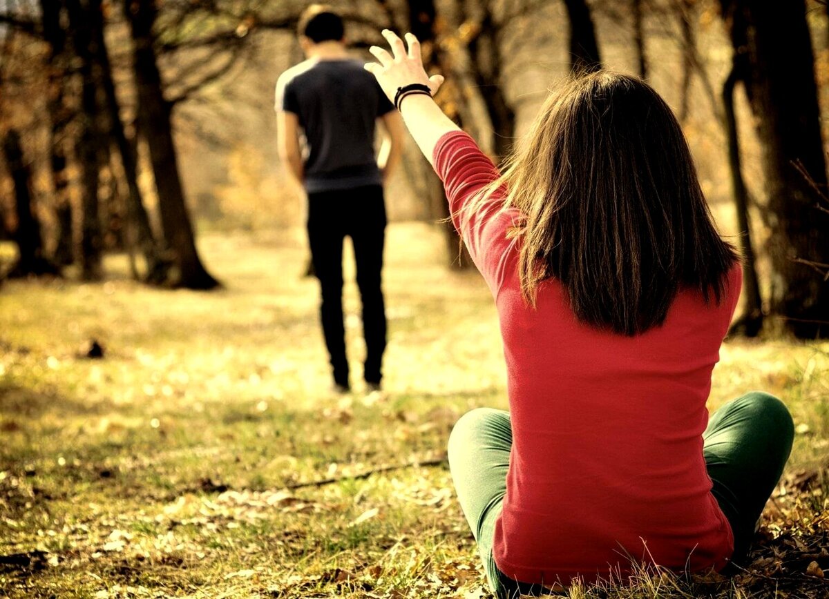 Мужчина уходит от отношений с женщиной