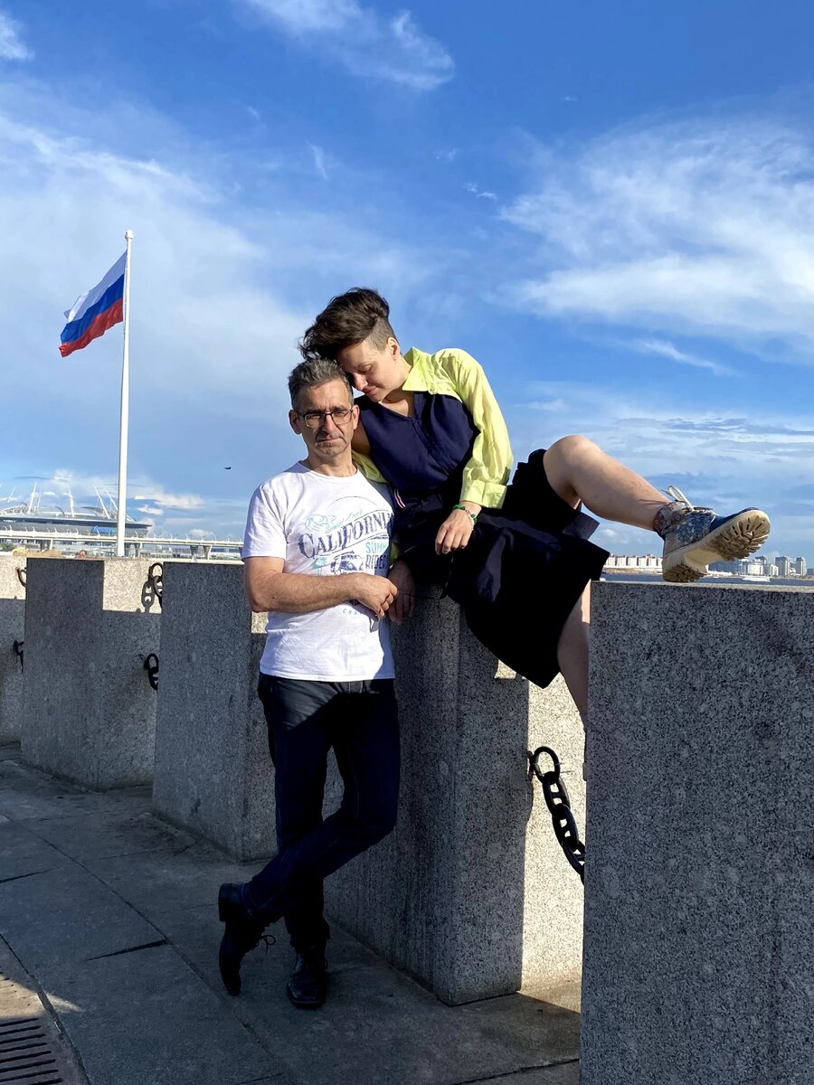 Вот они мы))) живём вместе и хорошо живём. Даже вот фотосессию устроили в том же парке, что и свадебную.