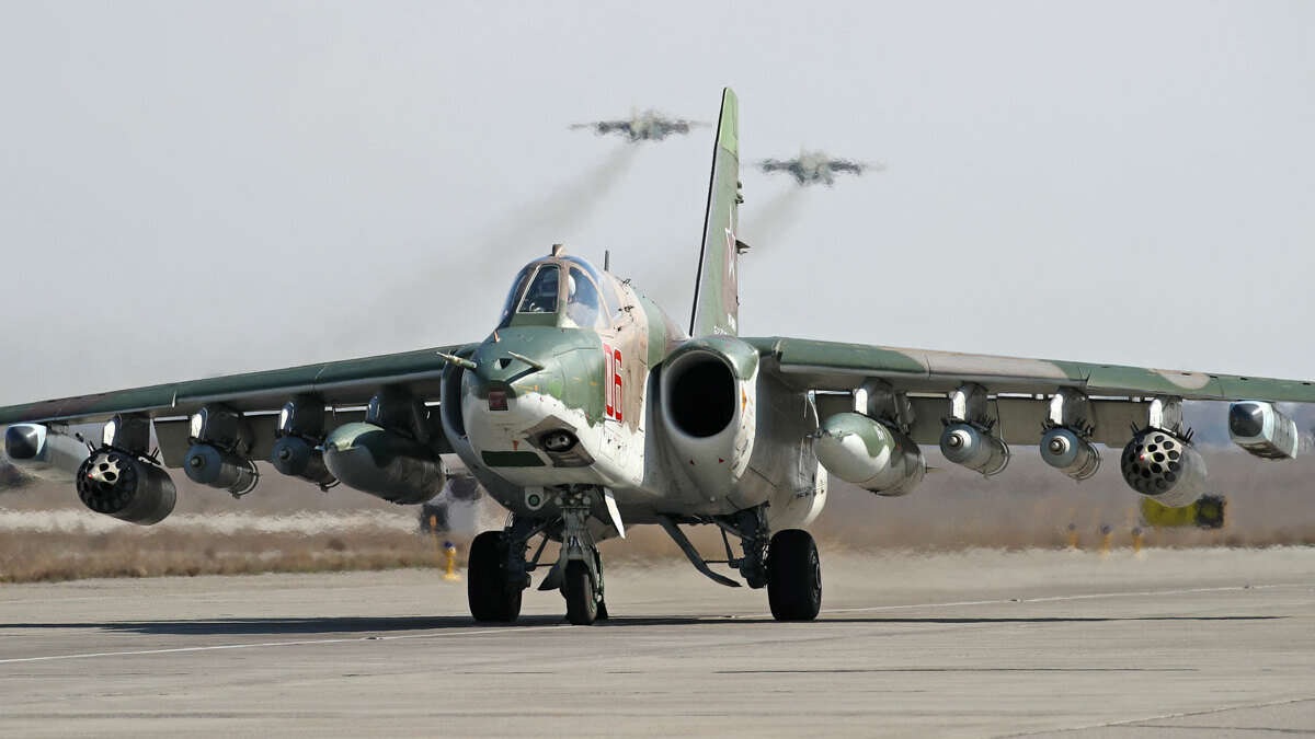     В Краснодарском крае штурмовик Су-25 мог упасть из-за отказа двигателя, сообщает ЮВО.