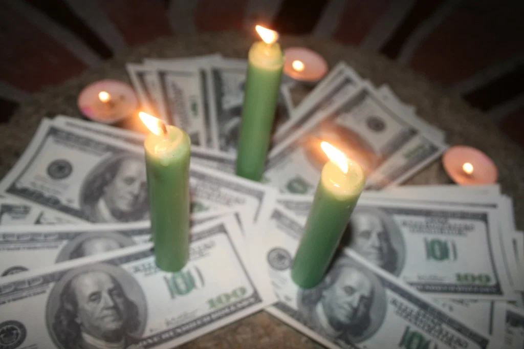 Магия заговор деньги. Магический денежный ритуал. Свеча и деньги. Обряд на деньги. Зеленые магические свечи.