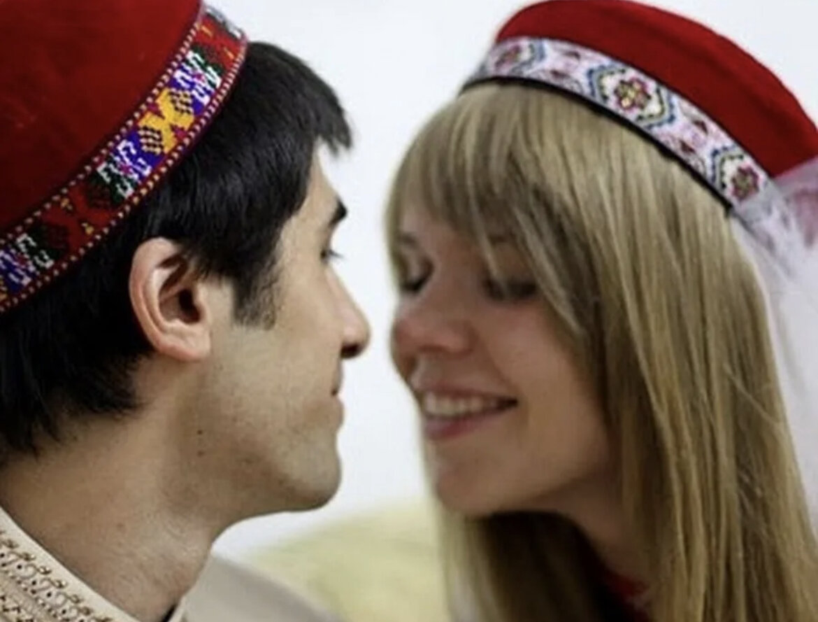 Таджик младше русской. Мамед мамедов ростов на дону. Мамед мамедов сургут. Узбек и русская девушка. Таджикский мужчина с женщиной.