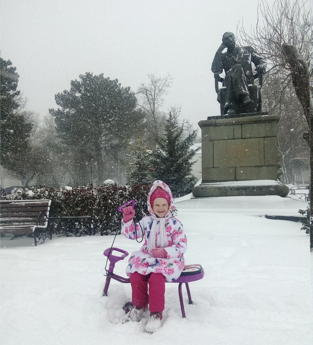 Парк Тренева в Симферополе 1 марта 2018 года. Санки и саночник те же, только немного моложе.  