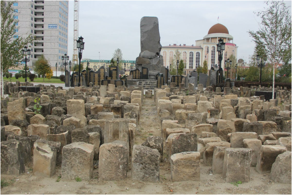 Памятник жертвам депортации в Чечне (источник: сайт loginov-lip.livejournal.com)