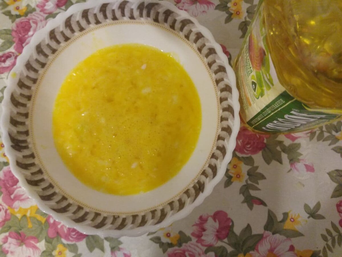 Взбитые яйца, смешанные с мелко нарезанным луком