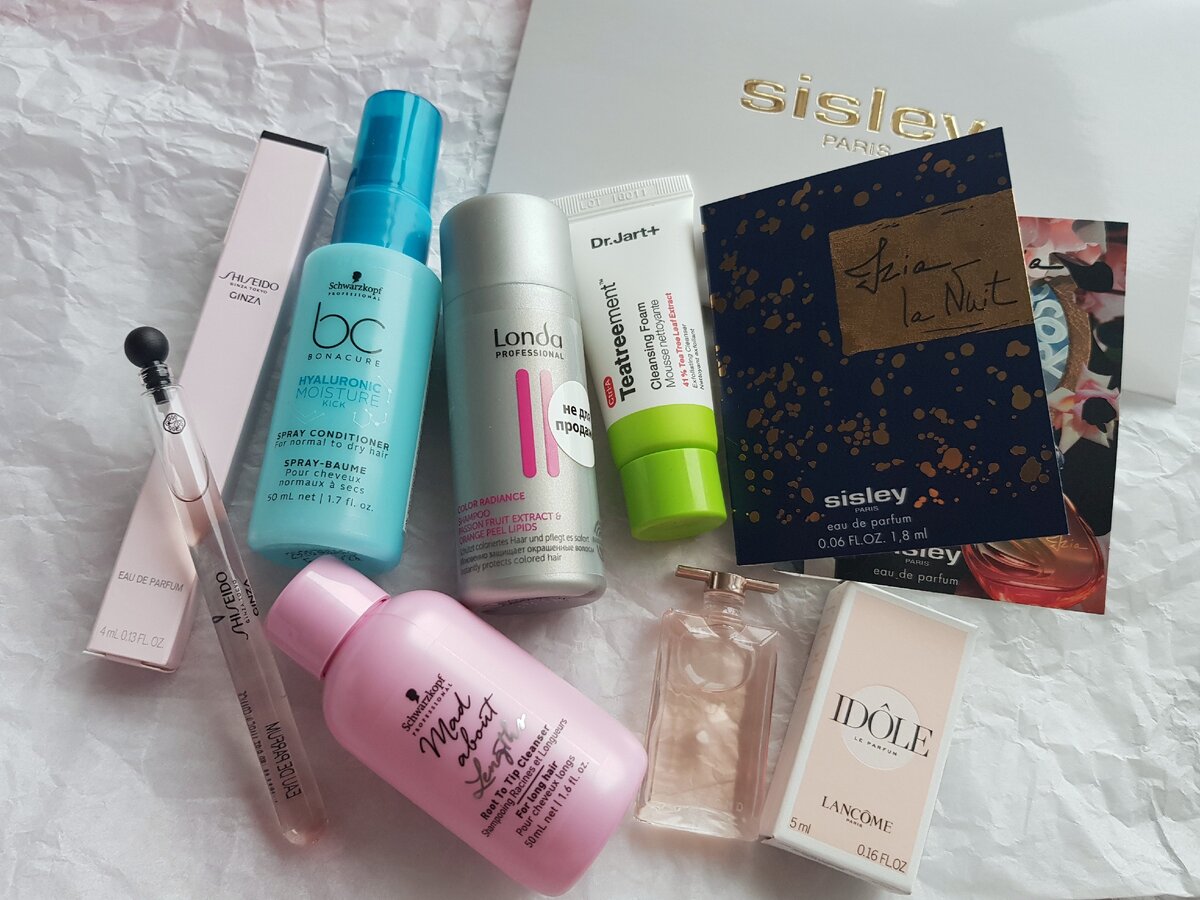 Хочется написать о том, что это вся моя бесплатная косметика за февраль, но это не так. На фото чудесным образом не попали миниатюры от Armani. Кроме того, после того, как были сделаны эти фото, муж сделал мне подарок (Chanel) и ему к нему дали еще  3 миниатюры ухода (2 крема и увлажняющую маску). Так что на общем фото недостает еще целых 6 миниатюр. Статья лежала в черновиках 3 недели. Половины из этих штук уже нет "в живых", так что общее фото не исправить. Расскажу про то, что на фото :) Фото автора