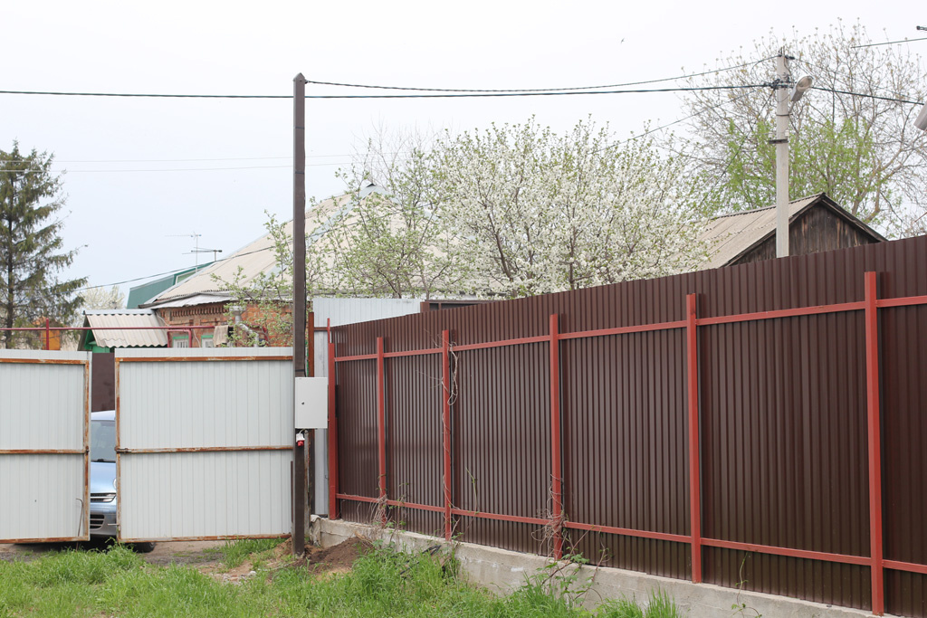 Вот такой столб со щитком учёта появился на участке.