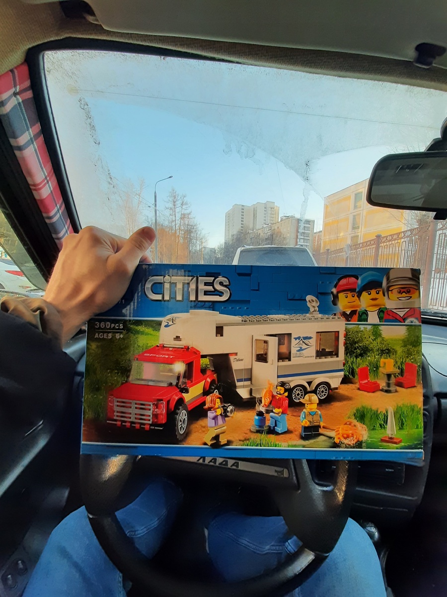 Только забрал набор. 3 фигурки, 360 деталей, большое количество реквизита.