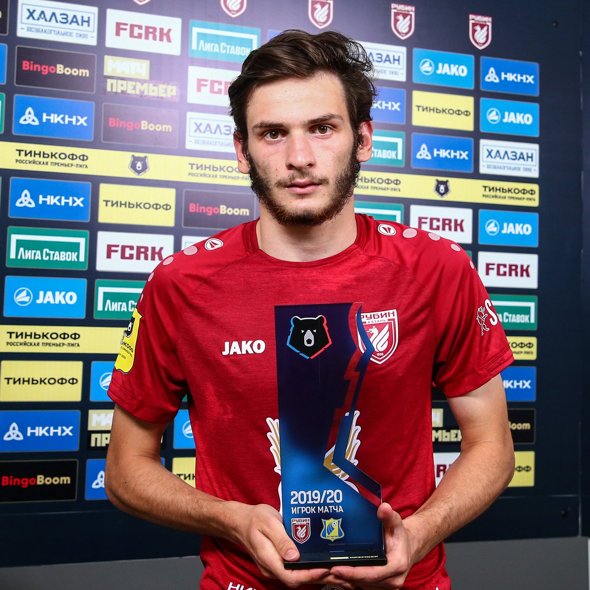 Хвича Кварацхелия с наградой «Игрок матча»