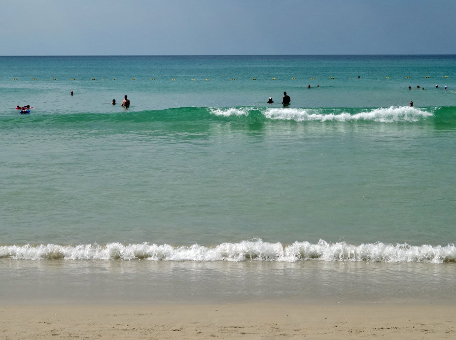 Европейцы и азиаты остаются у берега. Русские туристы уплывают до буев. Фото: Пхукет, Патонг