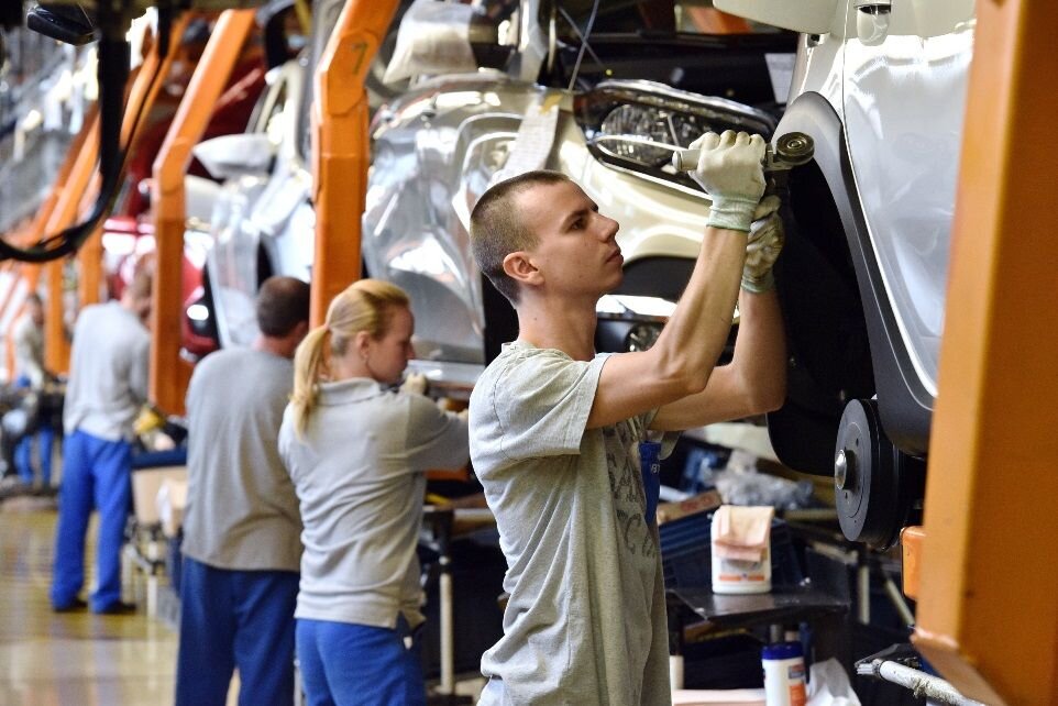 Какие машины покупают себе сотрудники АвтоВАЗа? Показываю автомобили работников завода.