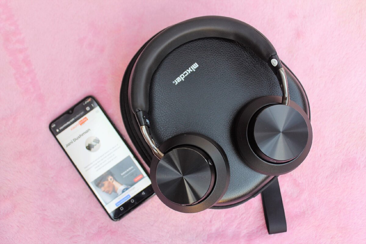 Любителей всюду таскать наушники за собой порадует складная конструкция, удобное кнопочное управление и твёрдый кейс в комплекте.