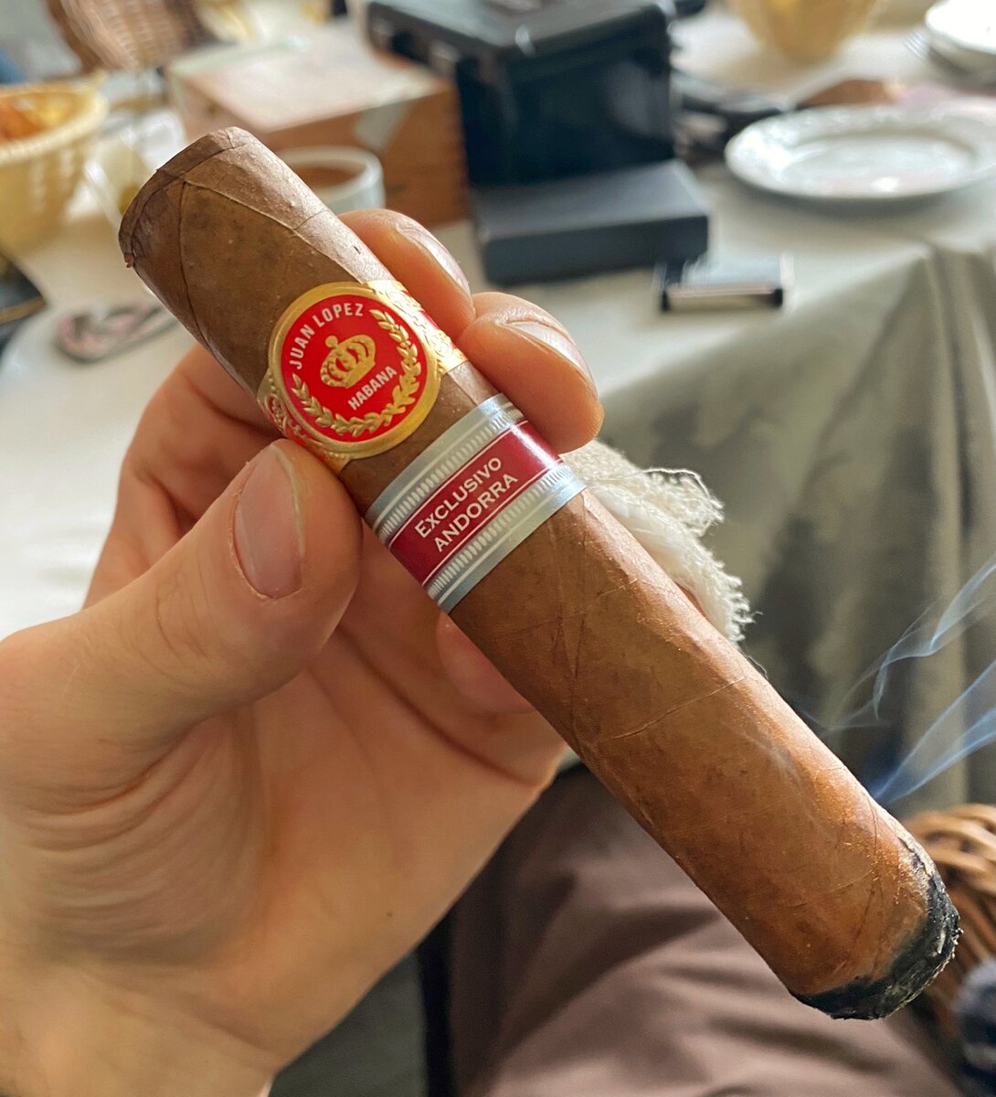 Сигары. Juan Lopez сигары. Кубинские сигары Cohiba. Кубинские сигариллы Cohiba. Кубинская сигара и сигара.