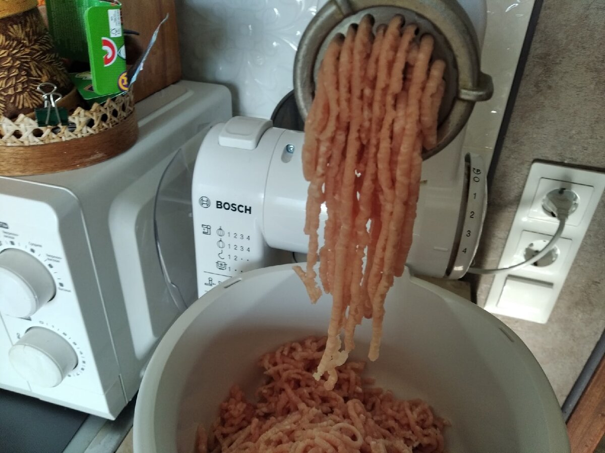 Подмороженное мясо легко пропустить в мясорубке