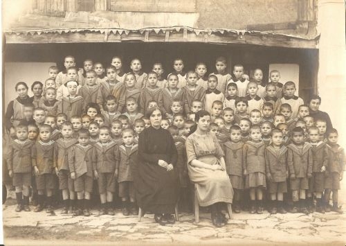 Как из фильмов ужасов. Один из самых огромных заброшенных деревянных домов в мире, там жили русские беженцы (много фото)5