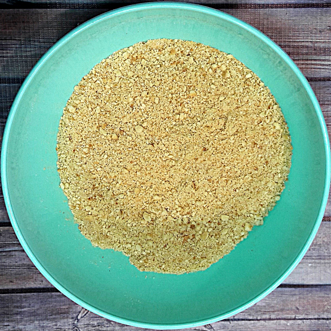 Самый простой способ — размять печенье мялкой для картофеля.